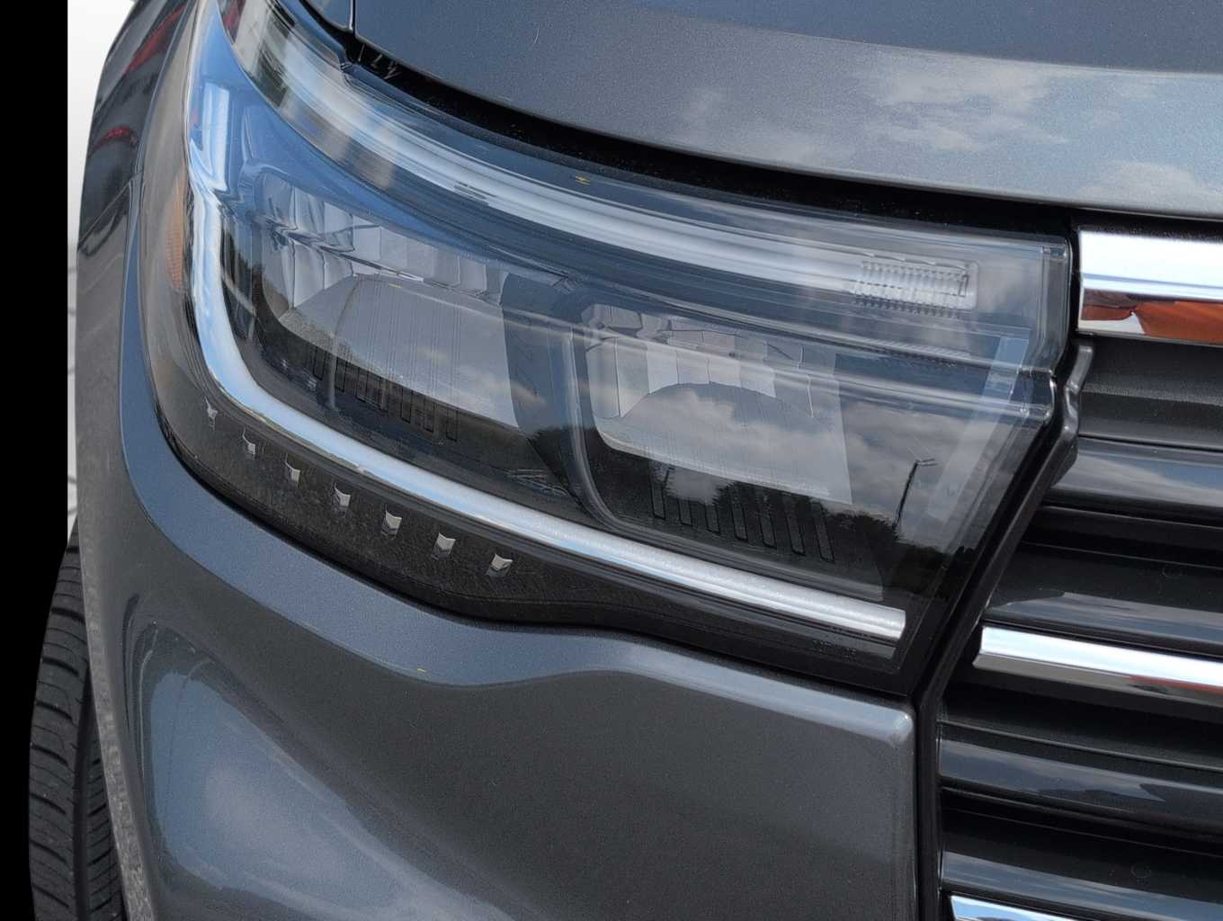 2025 Ford Explorer photo 3