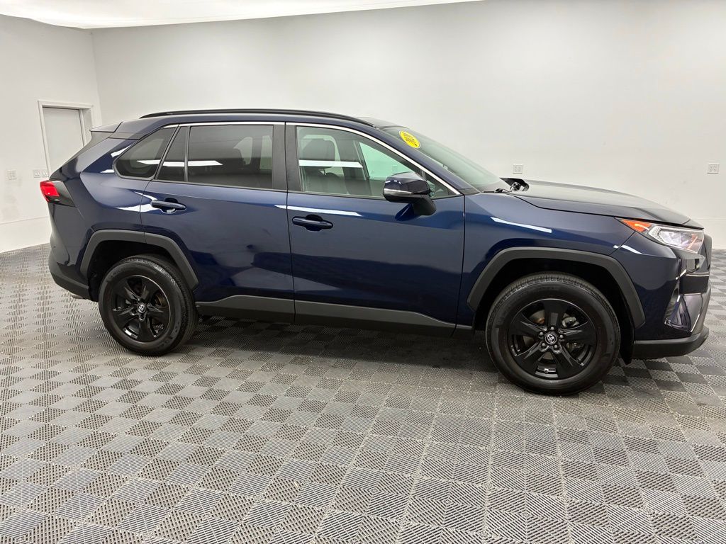 2020 Toyota RAV4 XLE photo 6