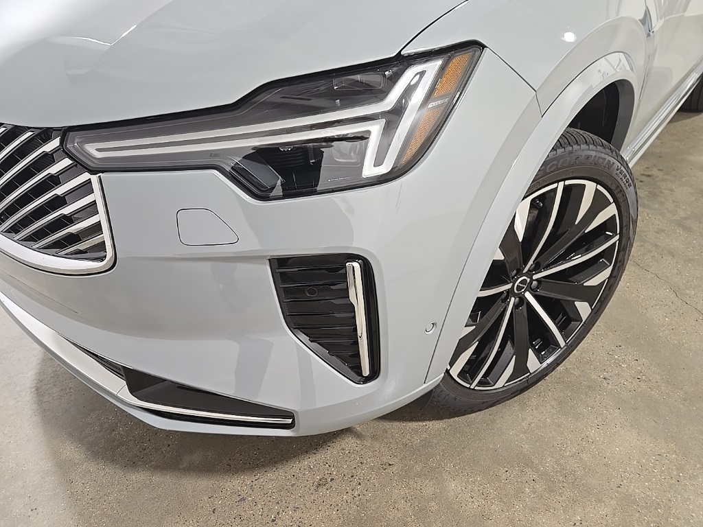 2026 Volvo XC90 T8 Plus photo 9