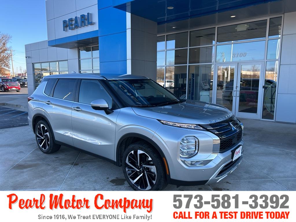 2023 Mitsubishi Outlander SE's photo