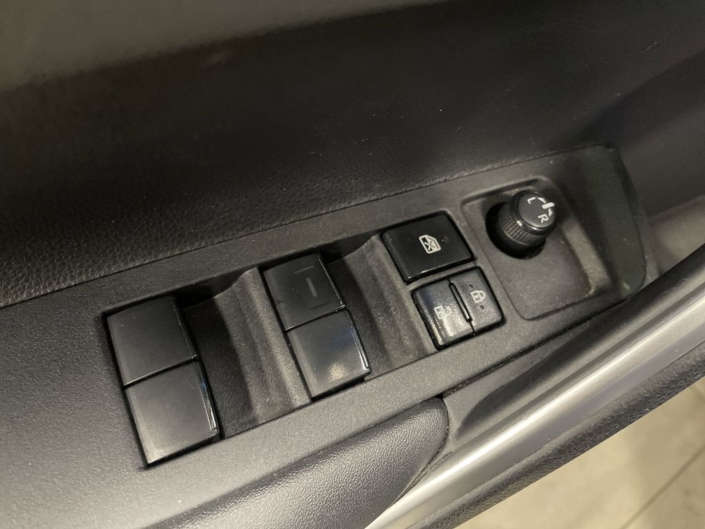 2023 Toyota Corolla Cross XLE photo 26