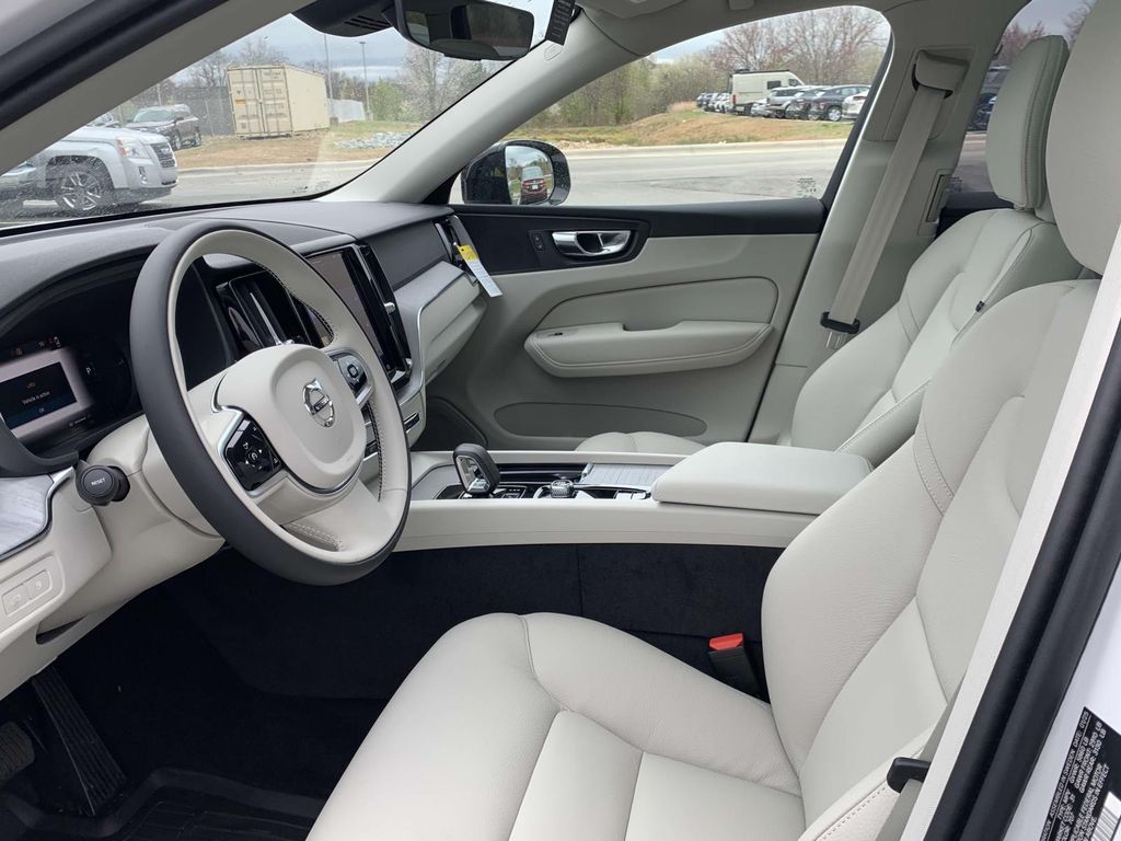 2025 Volvo XC60 T8 Plus photo 11