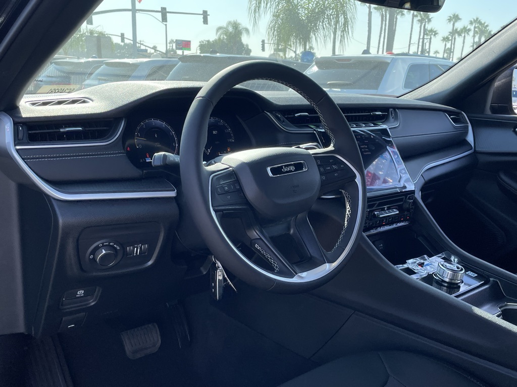 2025 Jeep Grand Cherokee Laredo X photo 15