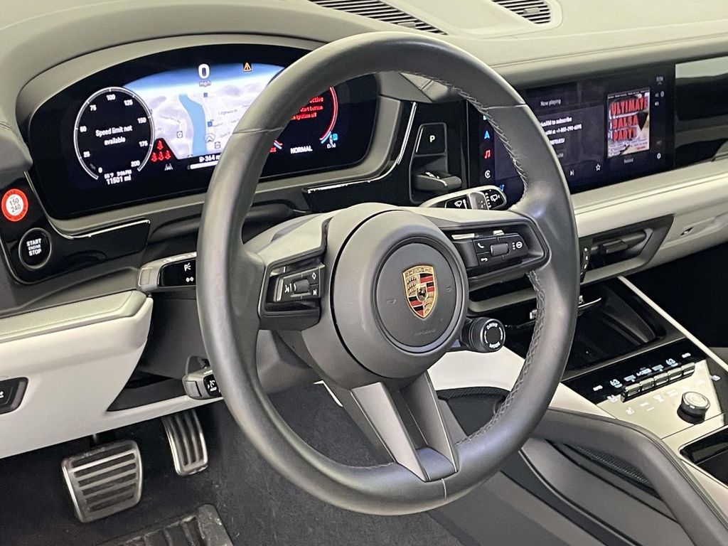 2024 Porsche Cayenne S photo 4