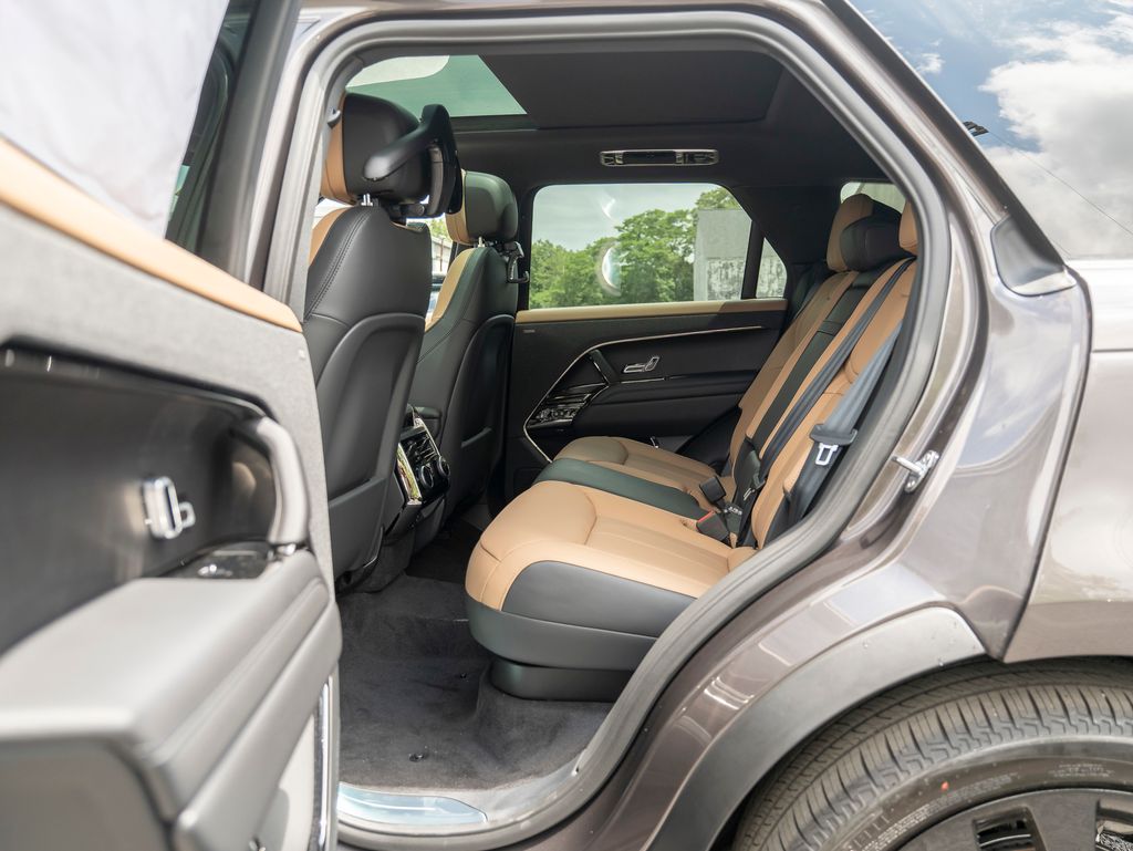 2025 Land Rover Range Rover Sport SE photo 12