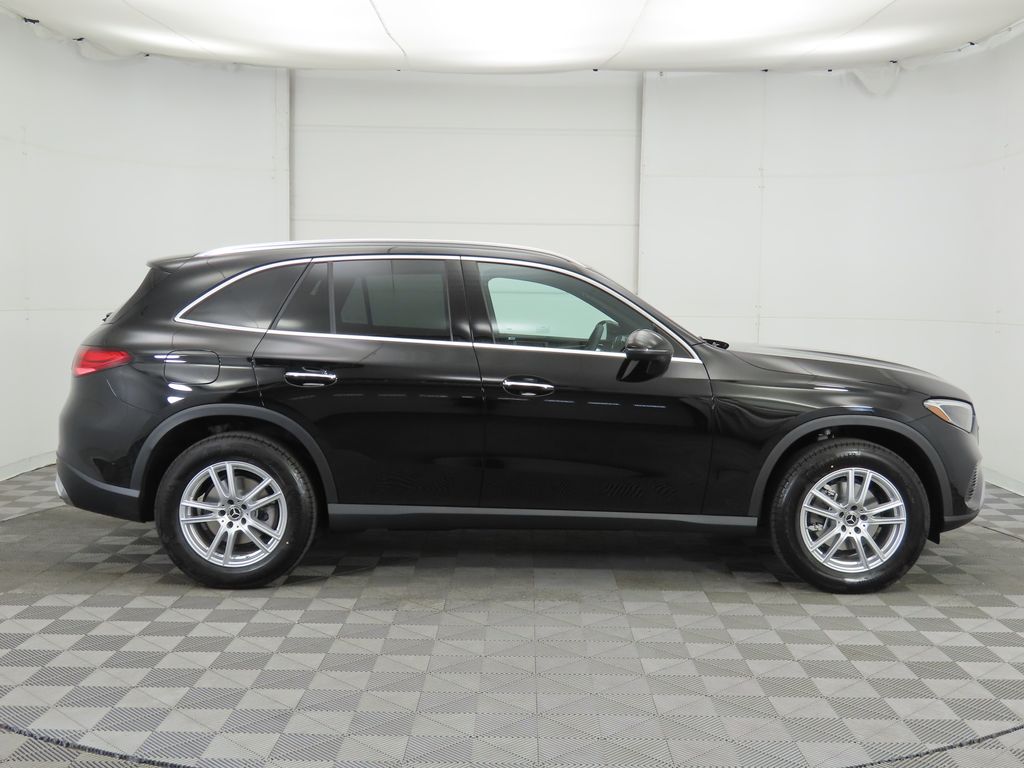 2025 Mercedes Benz GLC 300 photo 3