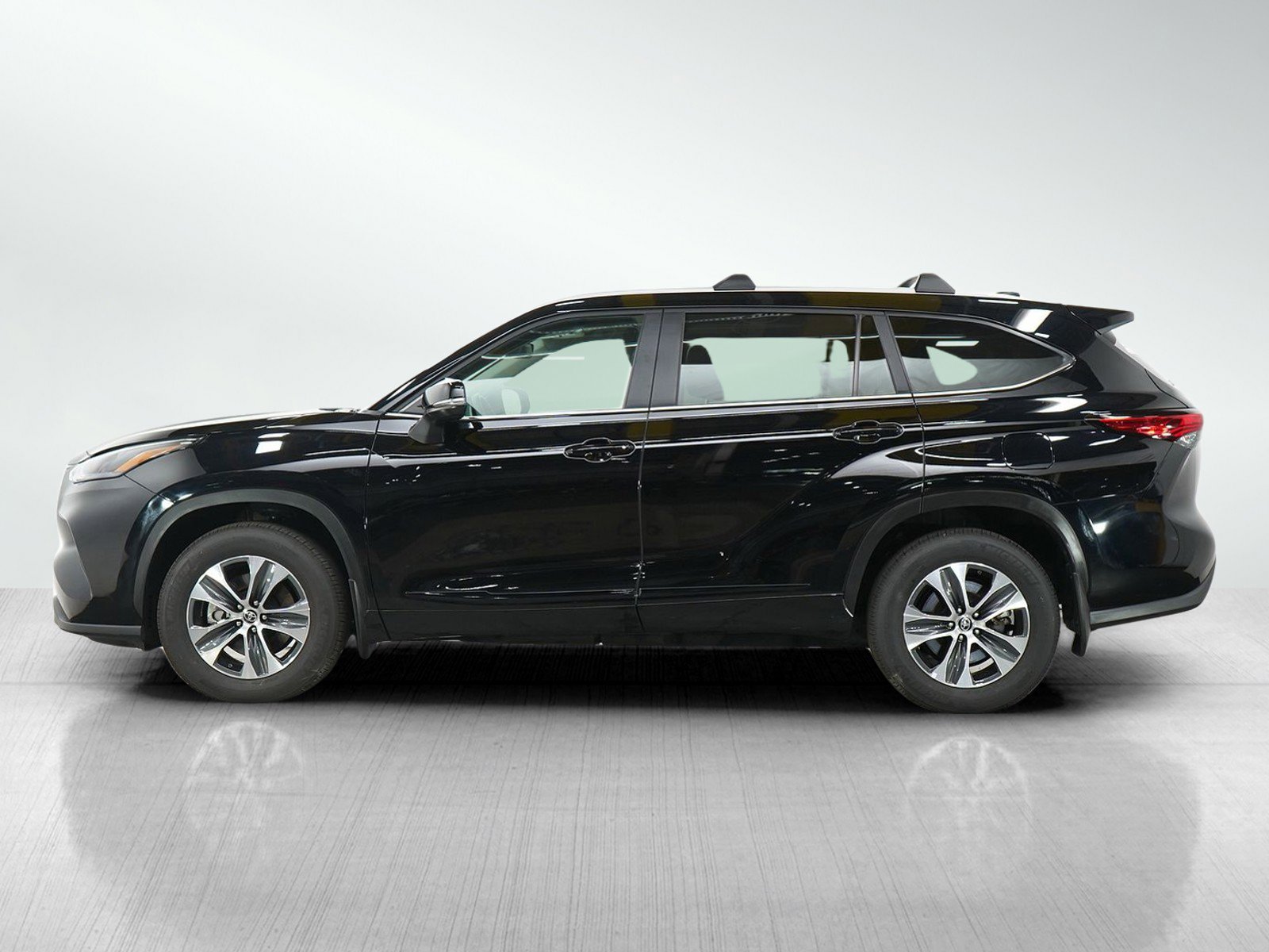 Used 2023 Toyota Highlander XLE with VIN 5TDKDRBH5PS039873 for sale in Bloomington, Minnesota
