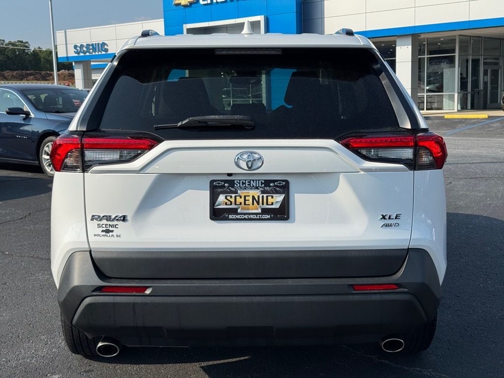 2022 Toyota RAV4 XLE photo 2
