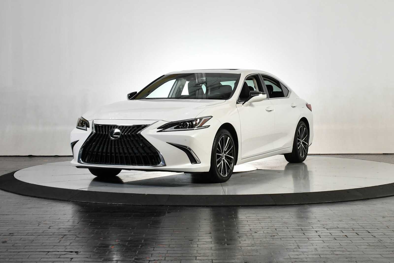 2025 Lexus ES 350's photo