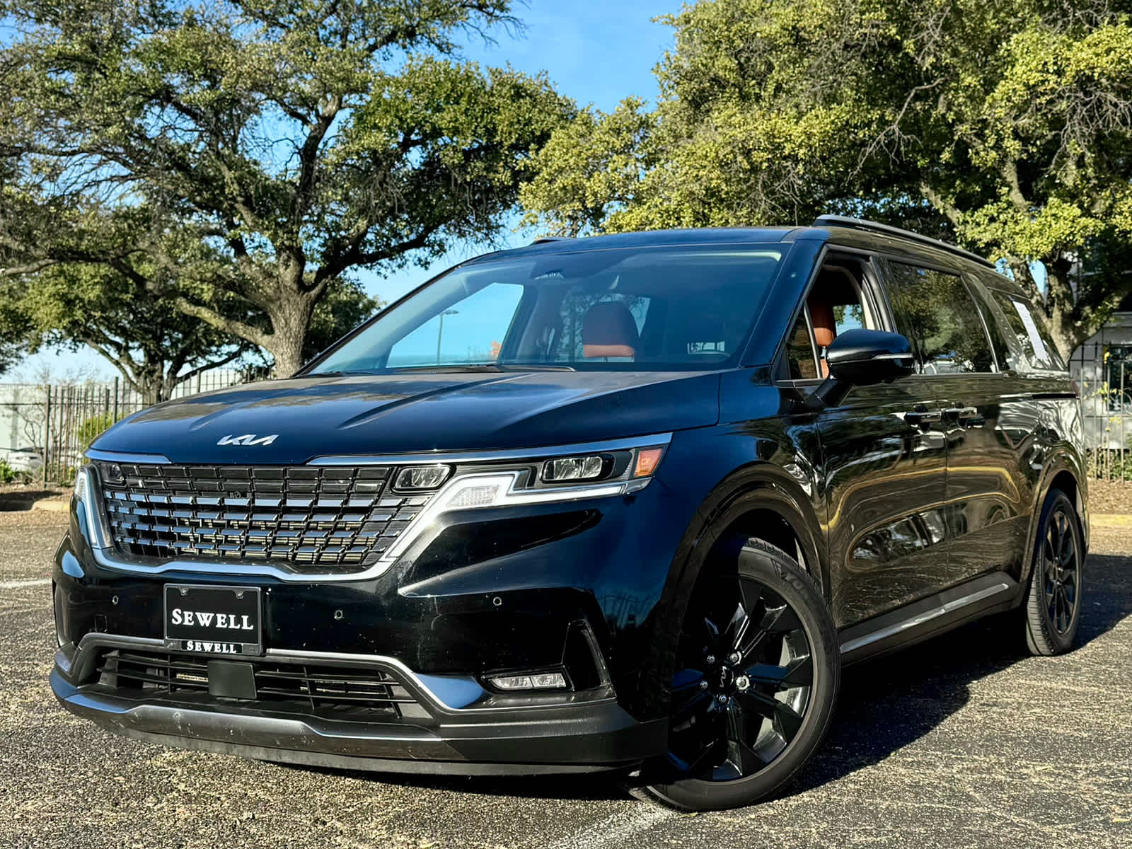 2023 Kia Carnival SX's photo