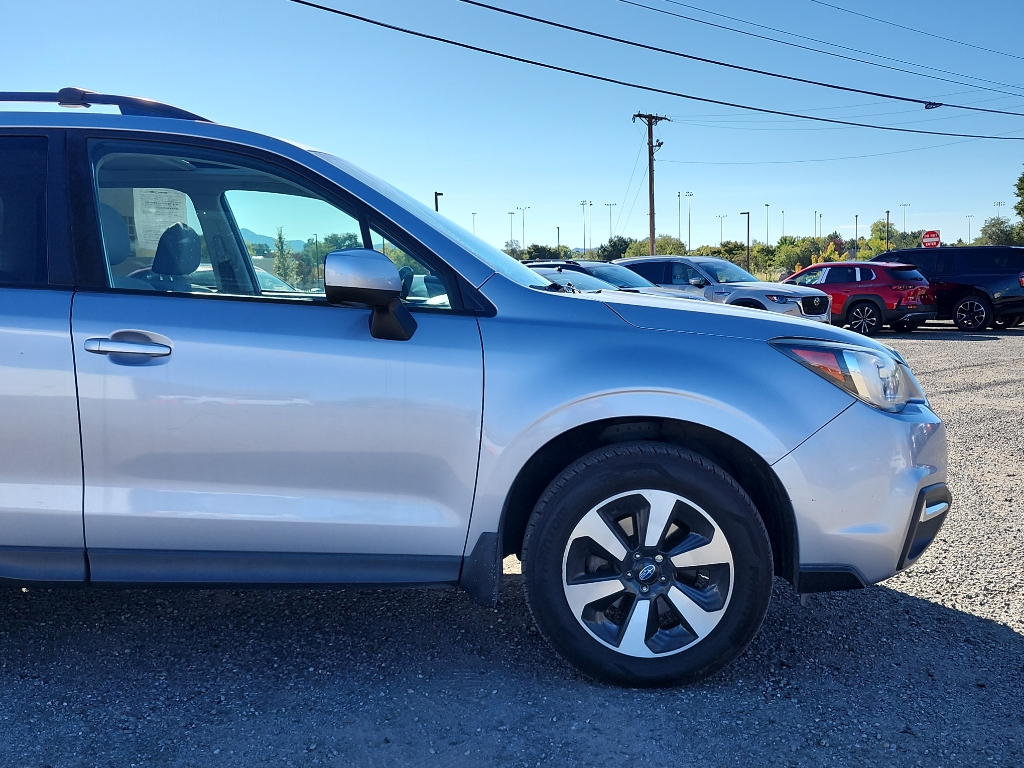 2017 Subaru Forester Premium photo 4