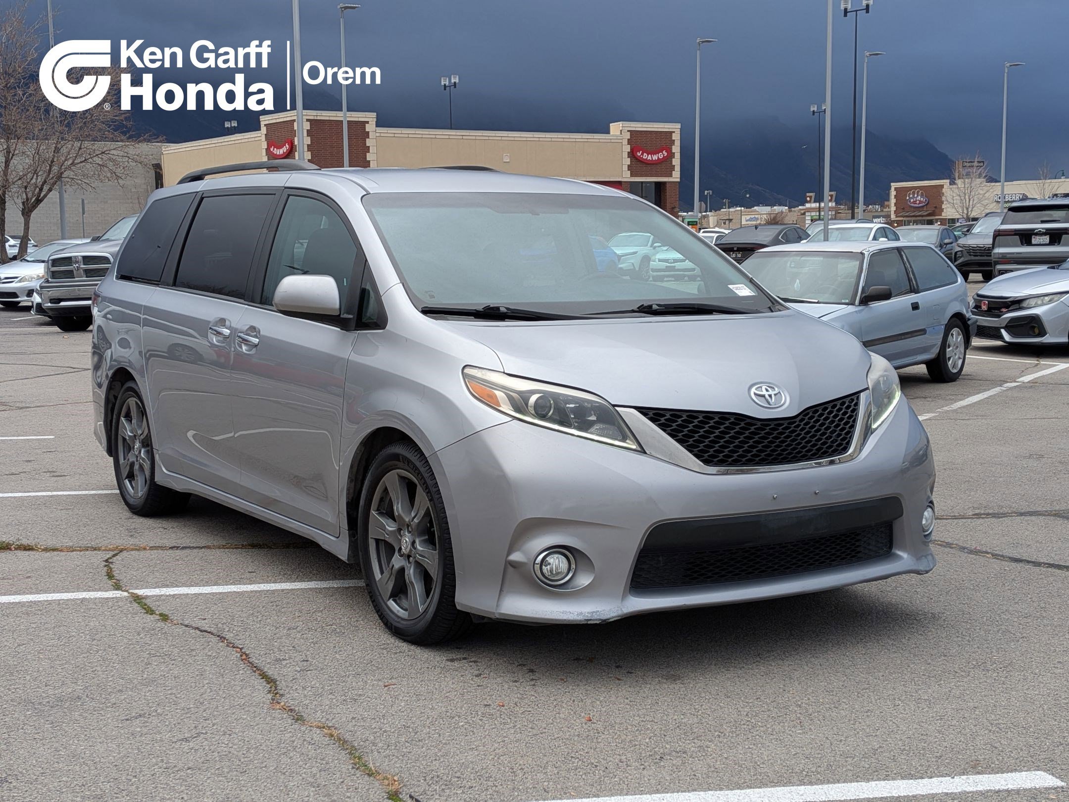 2017 Toyota Sienna SE's photo