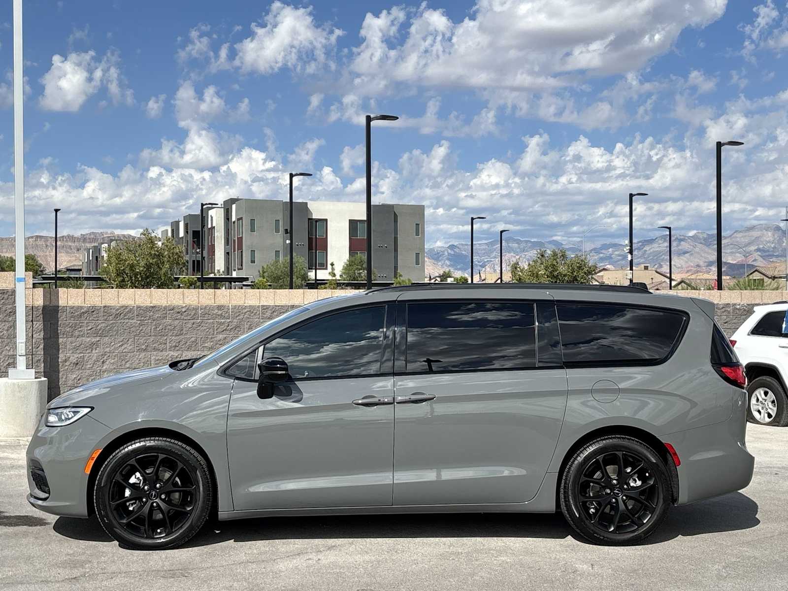2023 Chrysler Pacifica Limited photo 6