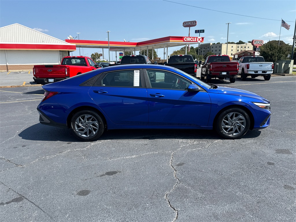 2024 Hyundai Elantra SEL photo 2