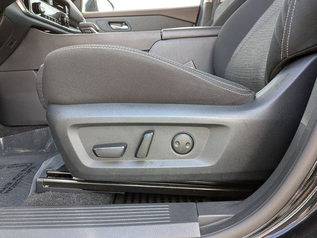 2022 Nissan Rogue SV photo 13