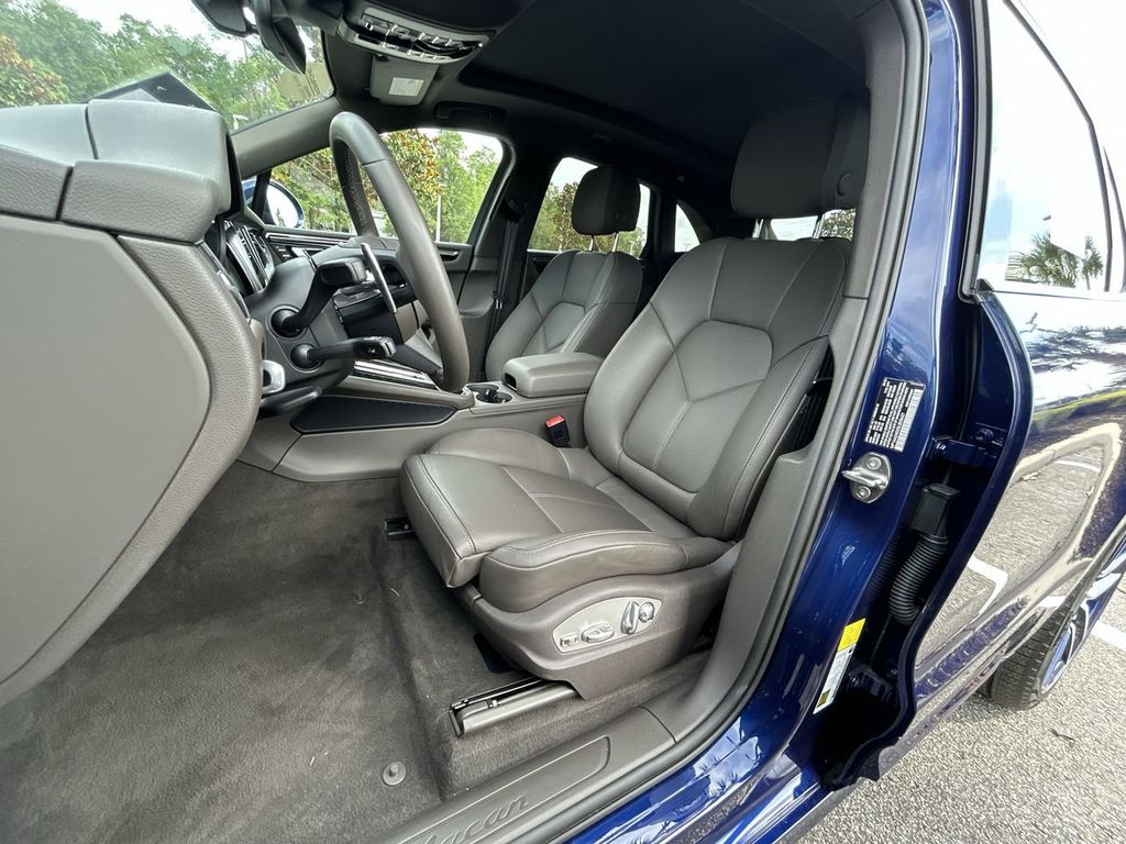 2025 Porsche Macan Base photo 13