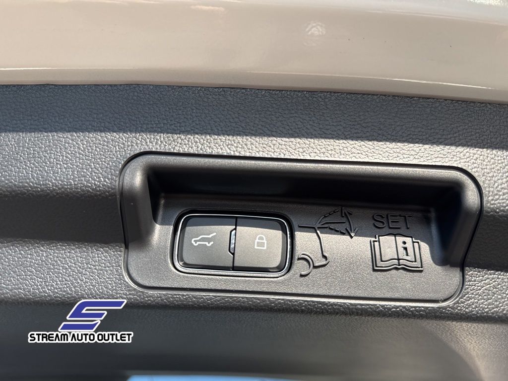 2025 Ford Explorer Platinum photo 24