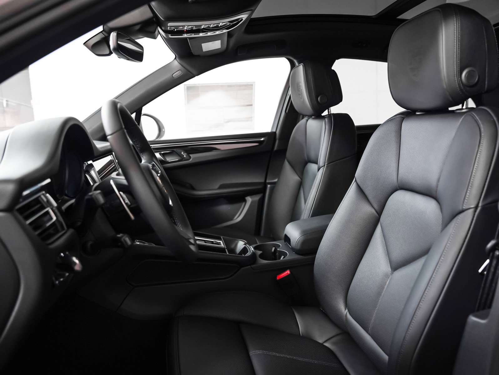 2025 Porsche Macan T photo 4