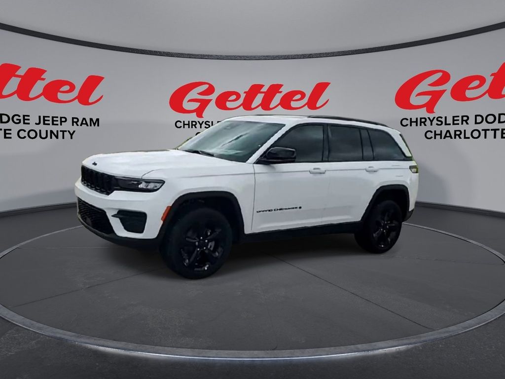 2025 Jeep Grand Cherokee Altitude photo 3