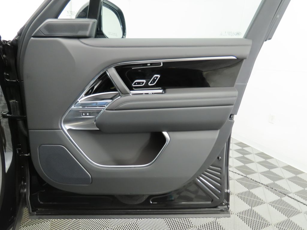 2025 Land Rover Range Rover SE photo 25