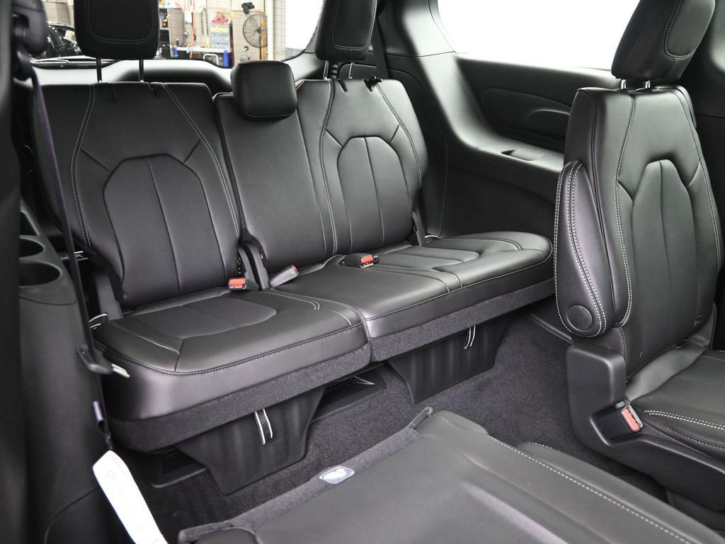 2026 Chrysler Pacifica photo 9