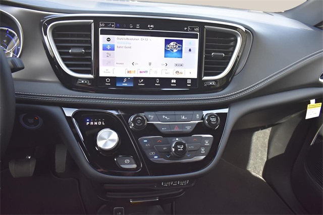 2025 Chrysler Pacifica Hybrid photo 22