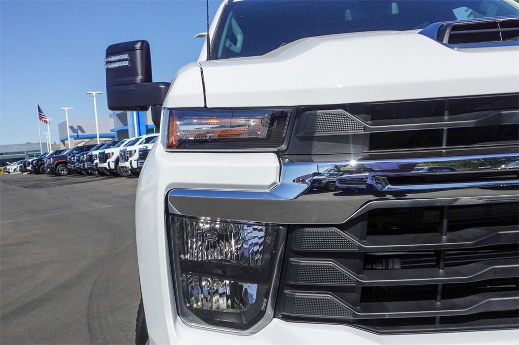 2025 Chevrolet Silverado 2500HD LT photo 4