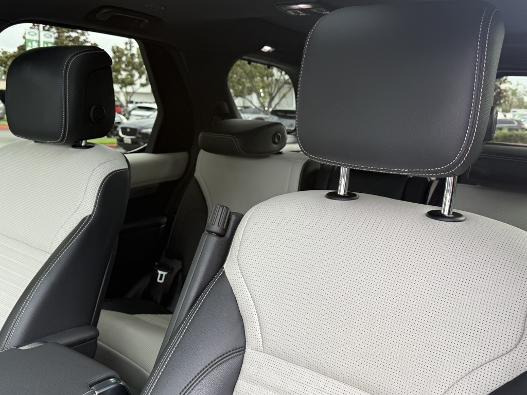 2023 Land Rover Discovery S R-Dynamic photo 15