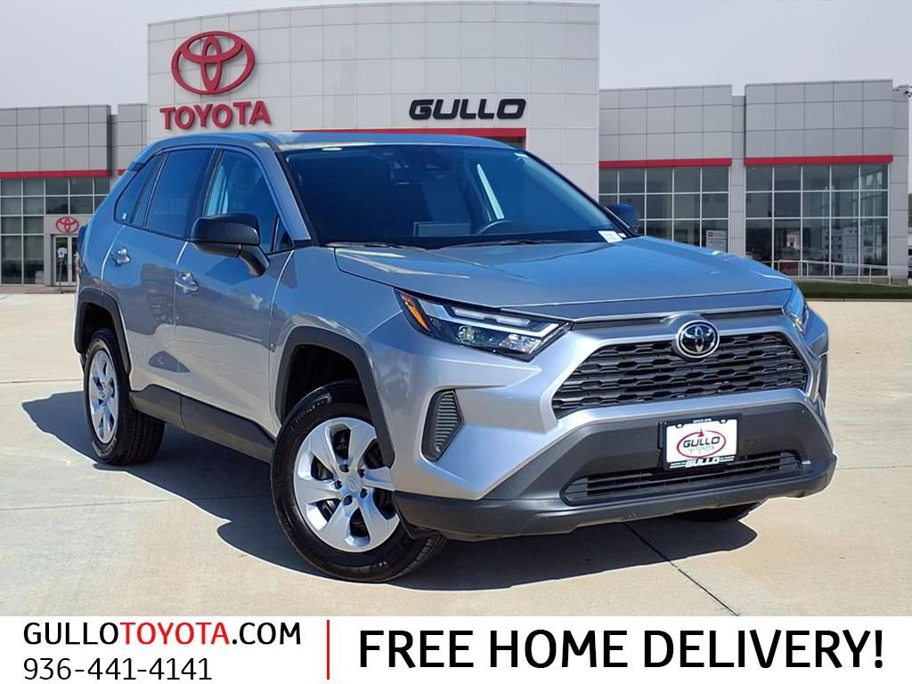 2025 Toyota RAV4 LE's photo