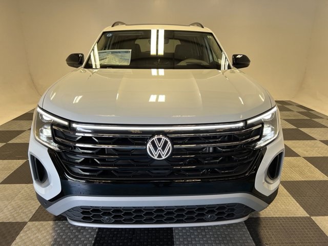 2024 Volkswagen Atlas Peak Edition SEL photo 2