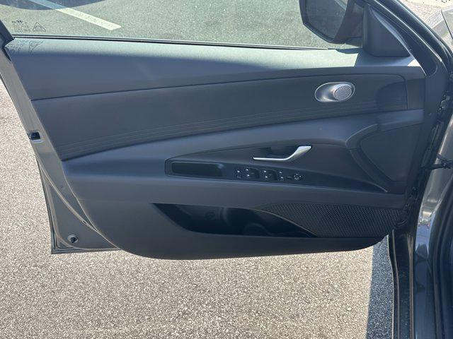 2025 Hyundai Elantra SE photo 10