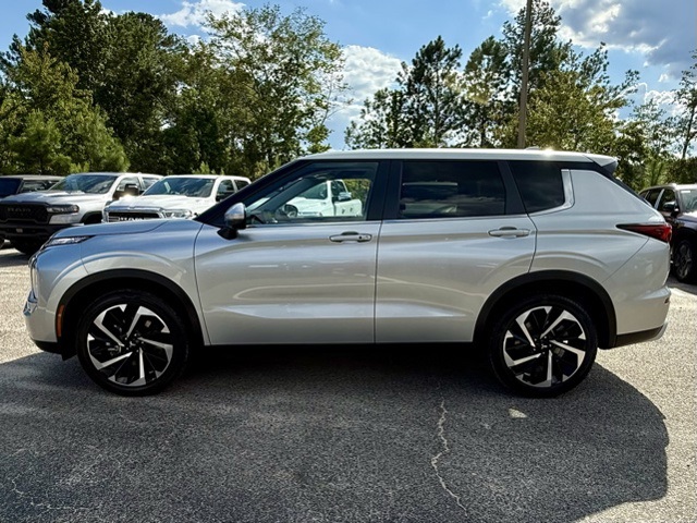 2024 Mitsubishi Outlander SE photo 4