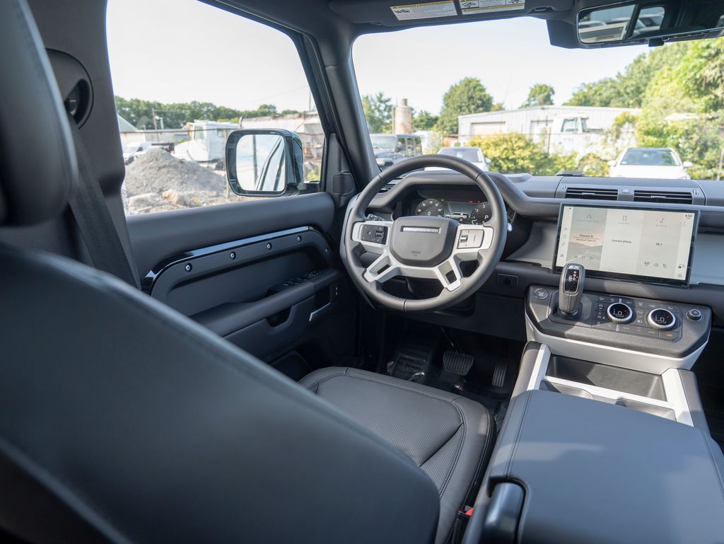 2025 Land Rover Defender 130 X-Dynamic SE photo 17