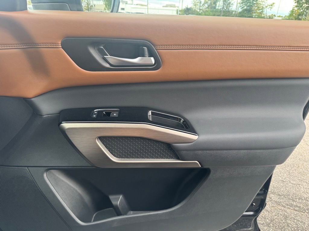 2025 Nissan Pathfinder Platinum photo 25