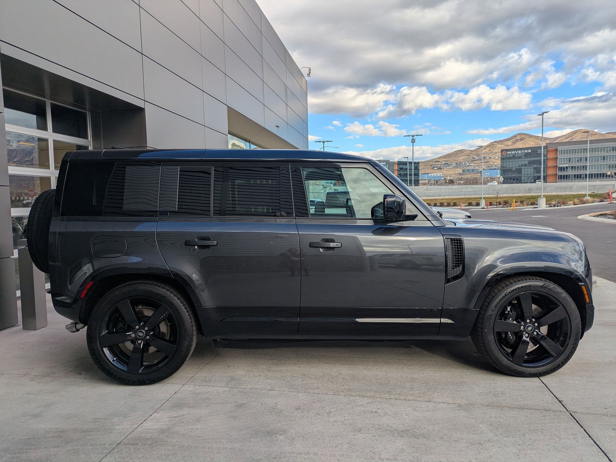 2025 Land Rover Defender 110 V8 photo 2