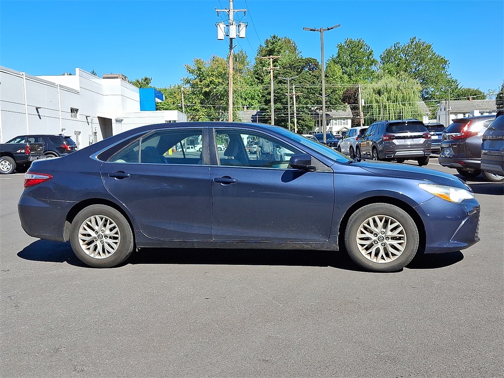 2016 Toyota Camry LE photo 6