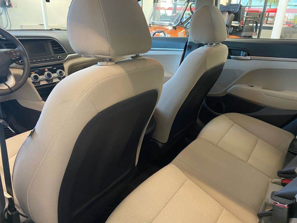 2019 Hyundai Elantra SE photo 17