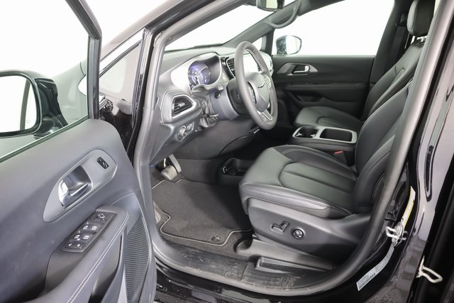 2025 Chrysler Pacifica photo 9