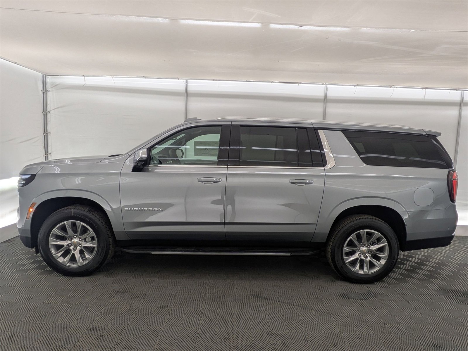 2025 Chevrolet Suburban Premier photo 3