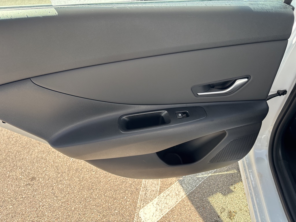 2025 Hyundai Elantra Limited photo 18