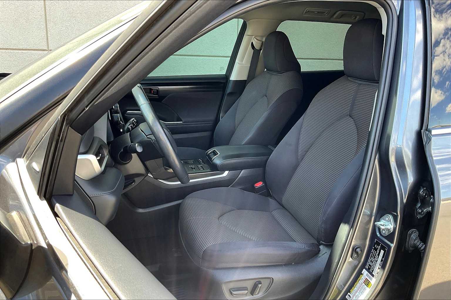 2020 Toyota Highlander LE photo 7