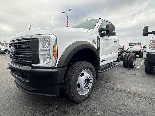2025 Ford F-550 photo 3
