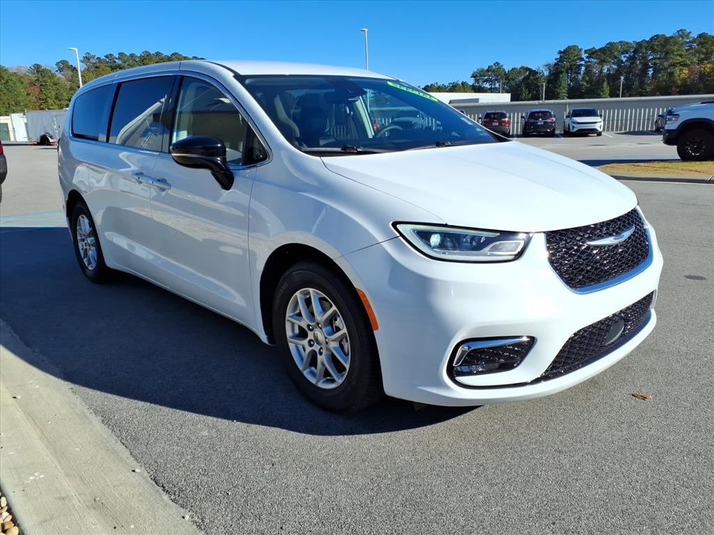 2024 Chrysler Pacifica Touring L's photo