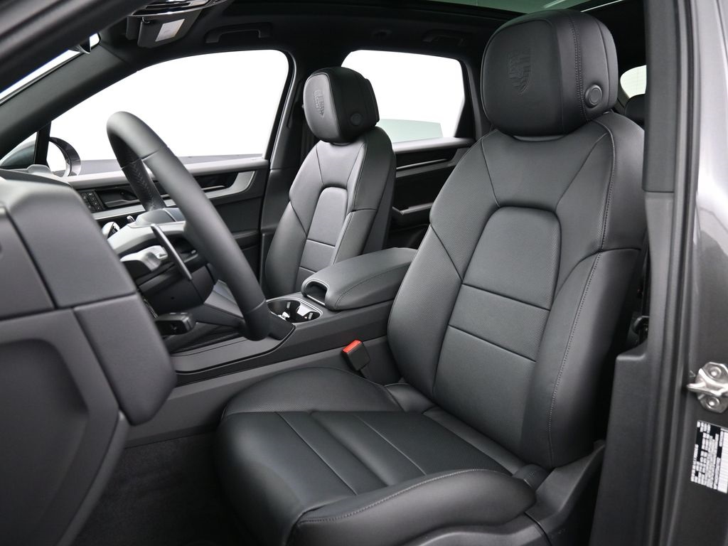 2026 Porsche Cayenne photo 2