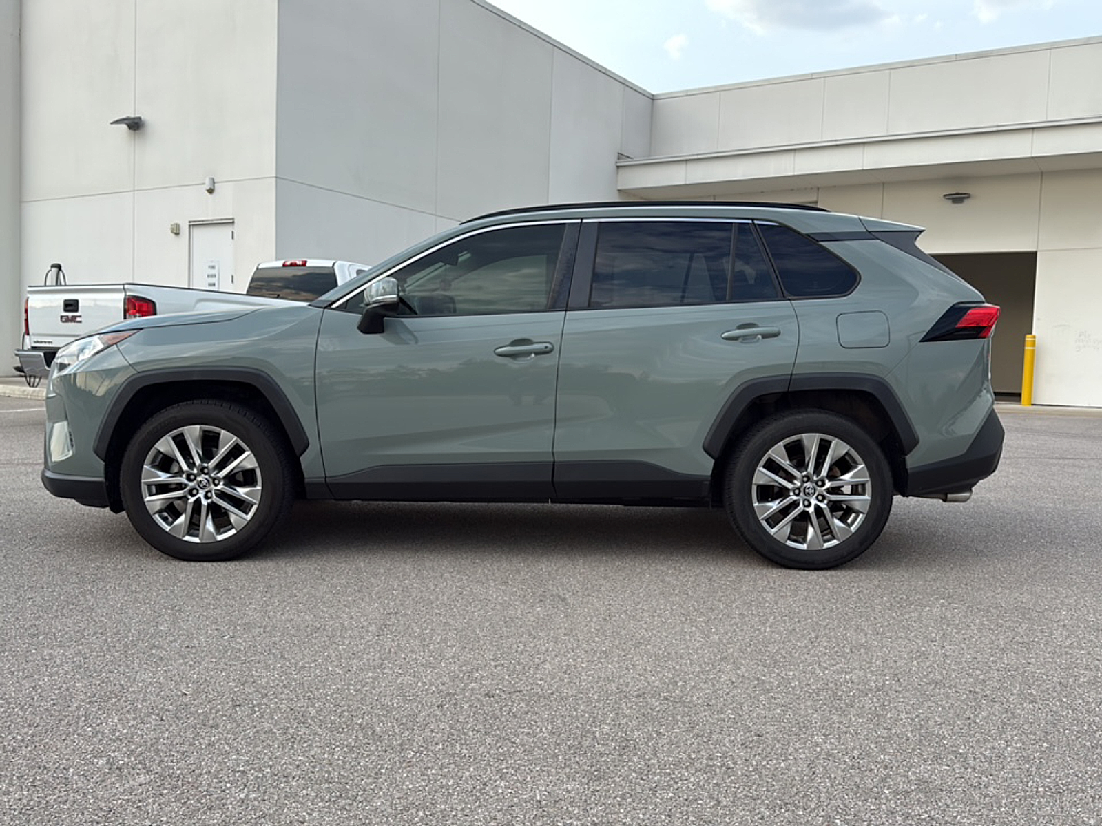 2020 Toyota RAV4 XLE Premium photo 2
