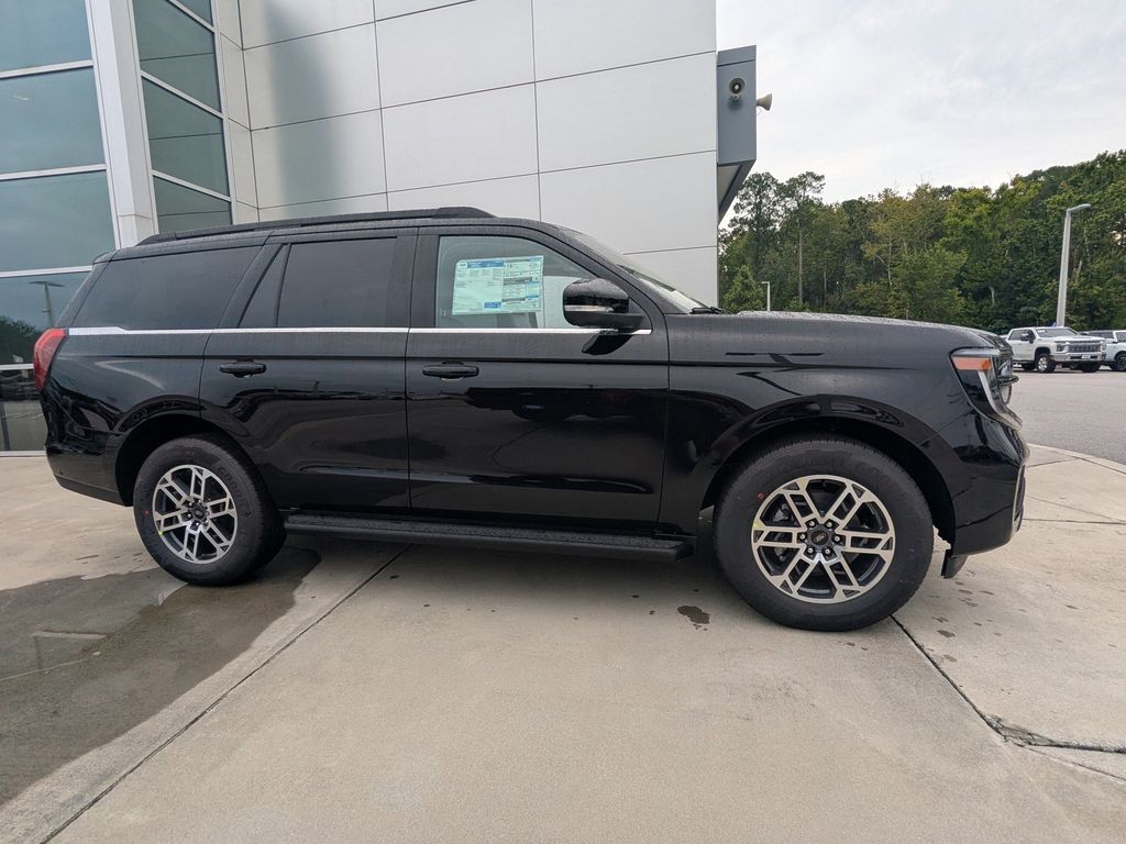 2025 Ford Expedition photo 2