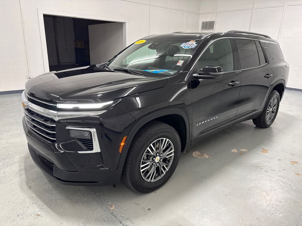 2025 Chevrolet Traverse photo 3