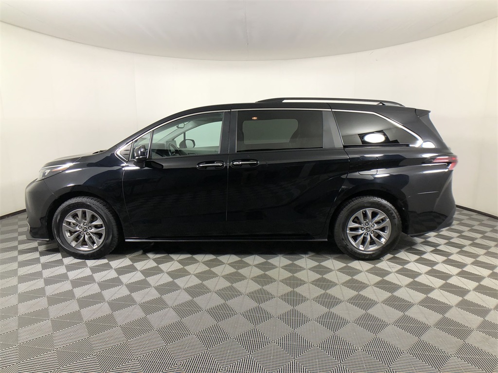 2024 Toyota Sienna XLE photo 7