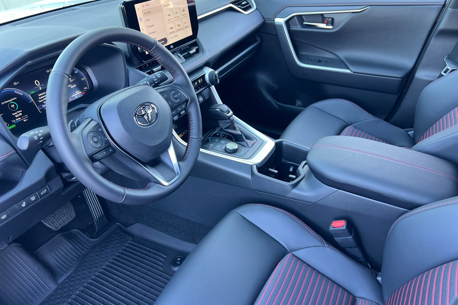 2025 Toyota RAV4 Hybrid XSE photo 5