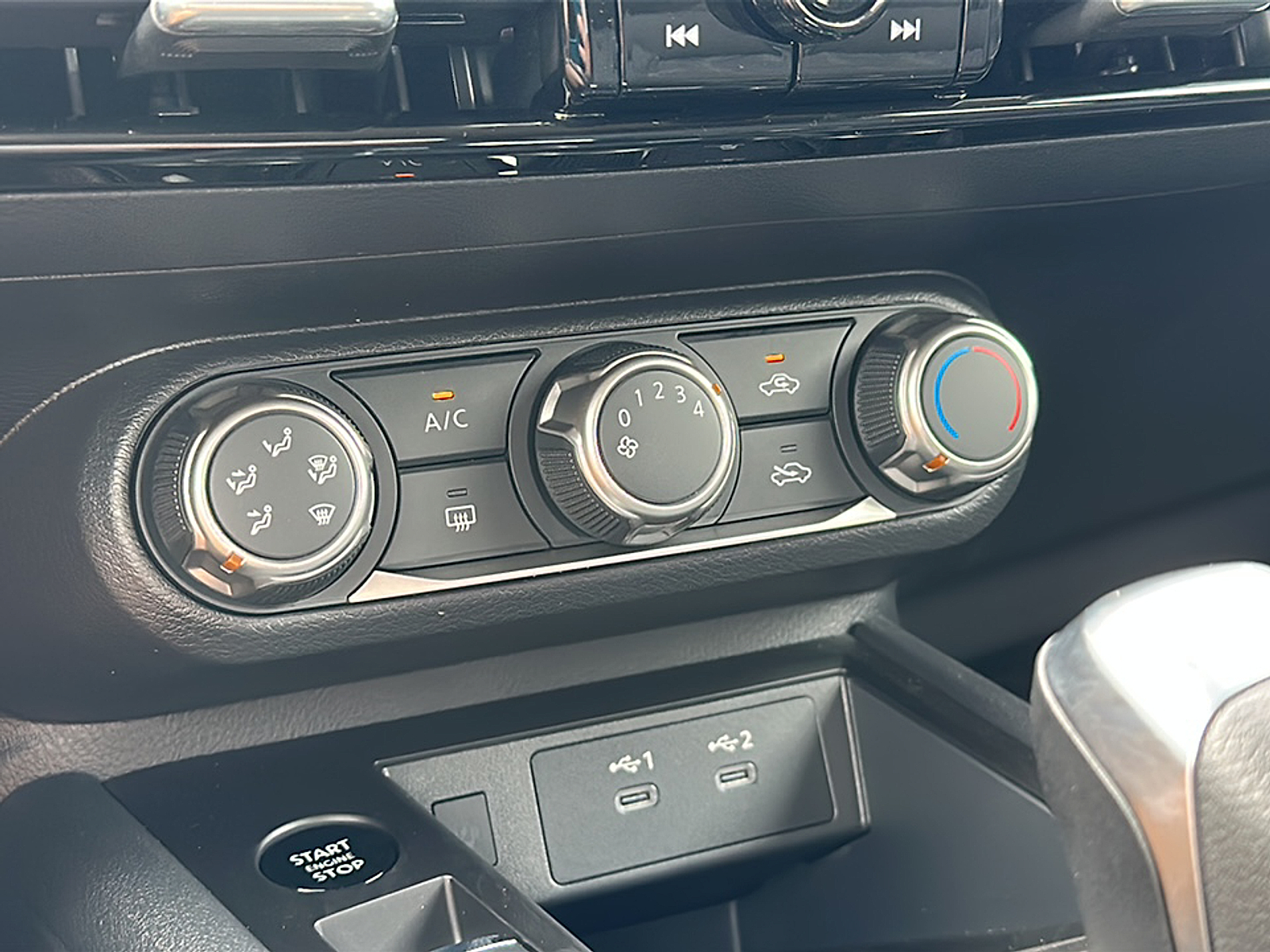 2025 Nissan Kicks SV photo 6